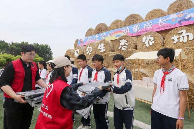 活动现场学生们获捐六一礼物。中建八局华北公司供图