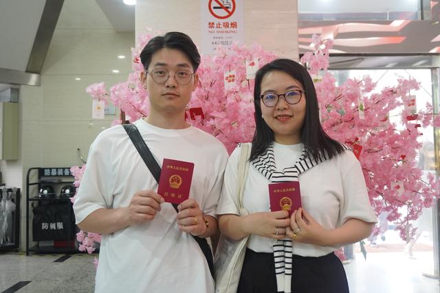 6月1日,马先生和梁女士在黄浦区婚姻(收养)登记中心领到了结婚证.