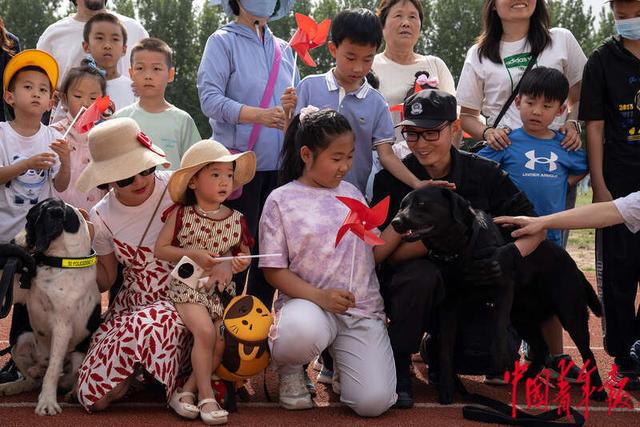 6月1日下午，北京市公安局警犬基地，小朋友近距离与警犬接触。中青报·中青网记者 李峥苨/摄