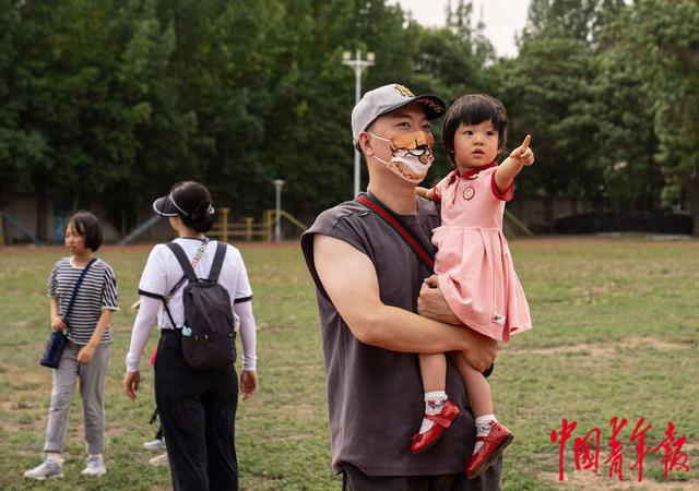 6月1日下午，北京市公安局警犬基地，前来参观的家长戴着动物元素的口罩。中青报·中青网记者 李峥苨/摄