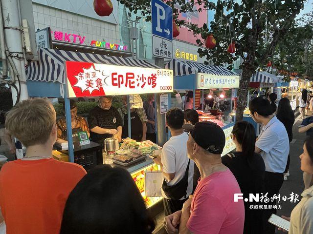 市民游客在夜市购买东南亚美食.记者 颜澜萍 摄
