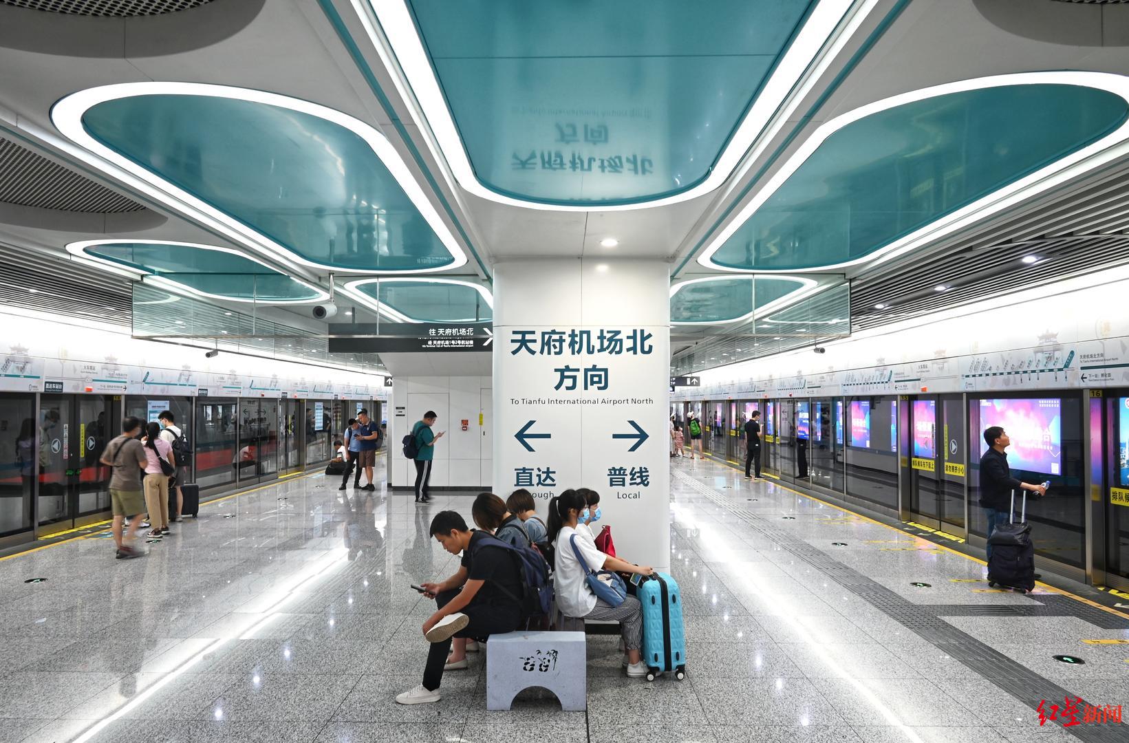 体验成都地铁18号线直达线全程时速140kmh34分钟准时到达天府机场站