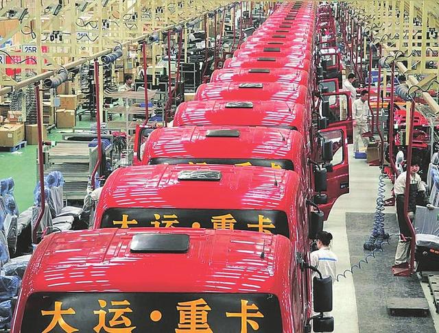 大运汽车股份有限公司生产的重卡即将下线(资料图片.