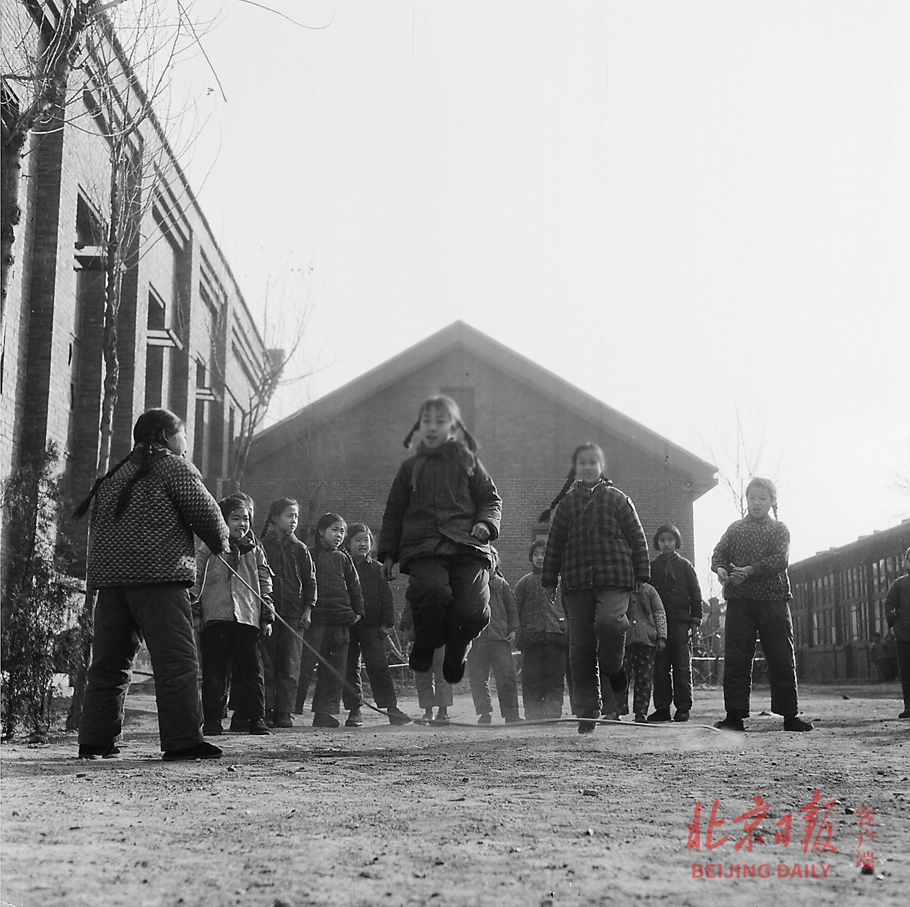 1961年,东城区朝阳公社的孩子们在跳绳. 冯文冈摄
