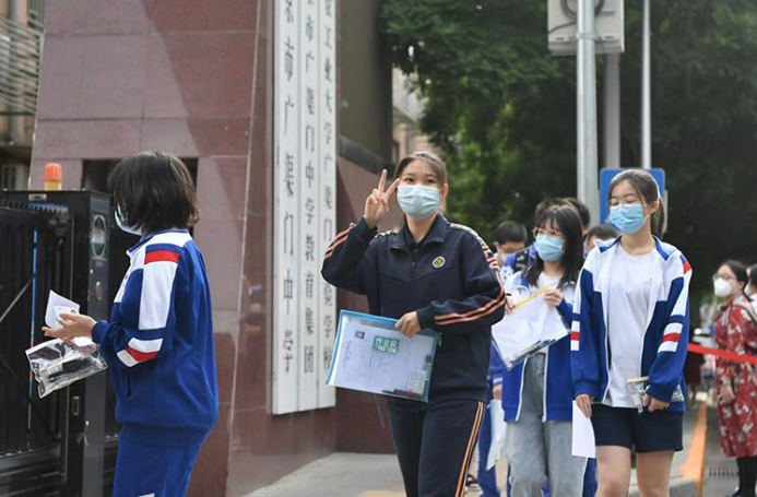 ▲2022年6月7日，北京广渠门中学考点，考生入场前打出胜利手势。新京报资料图