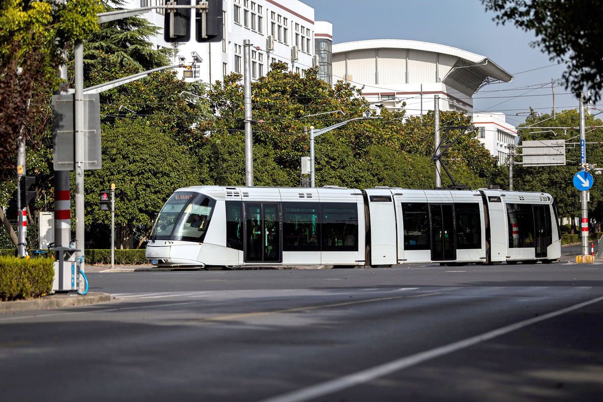 2019年11月1日,上海,行驶中的张江有轨电车1路列车.