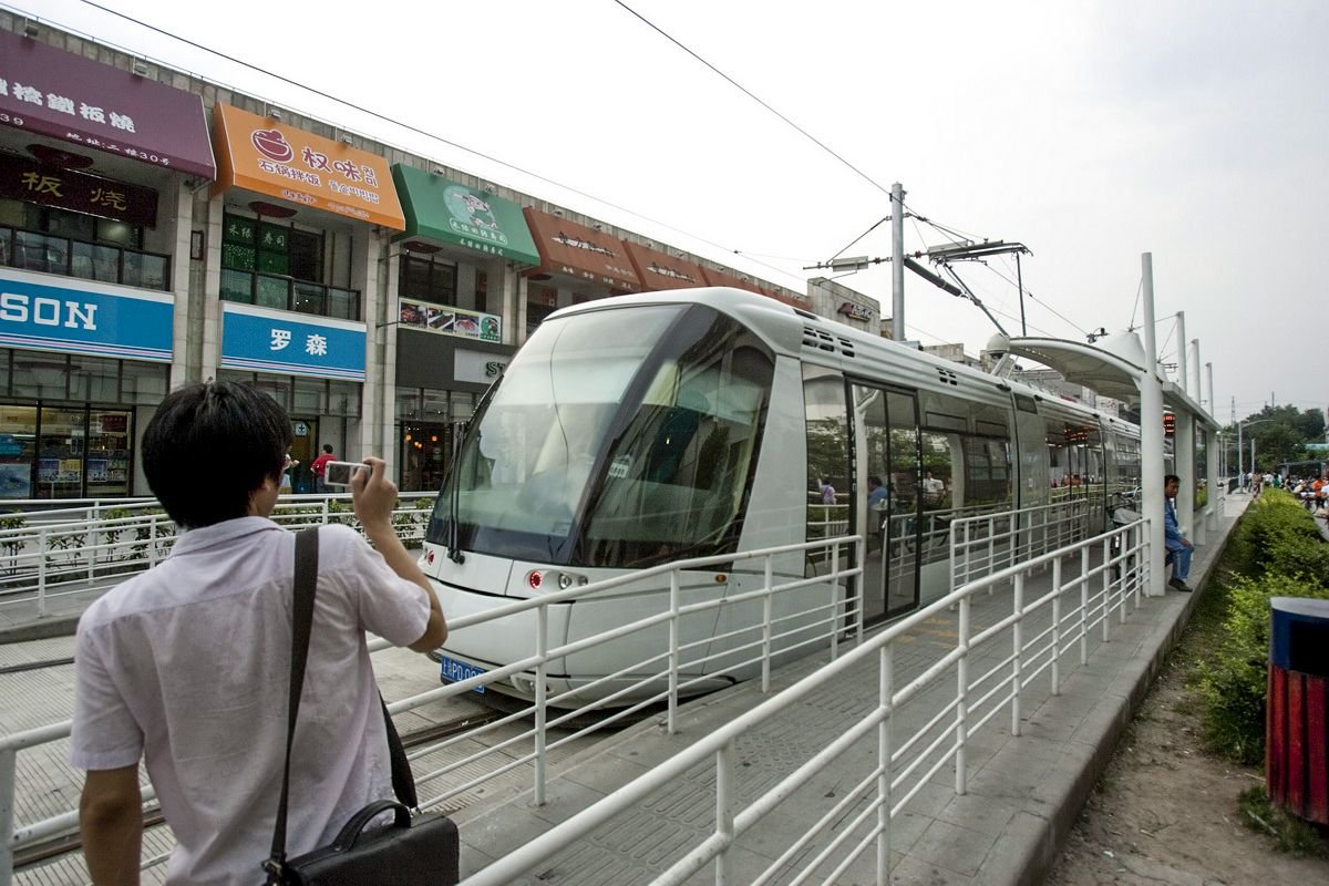 2009年8月18日,在张江地铁站旁,有轨电车正在线上进行调试运行,好奇的