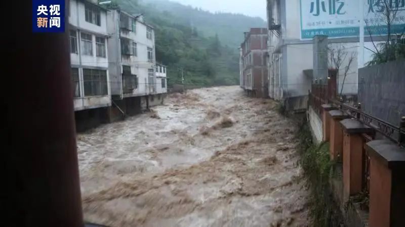 6月1日凌晨，云南昭通市彝良县两河镇出现暴雨天气，短时强降雨引发山洪，附近河流超过水位警戒线。