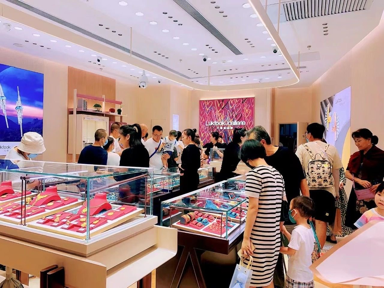 六福珠宝又开新副牌门店主打粉色装修