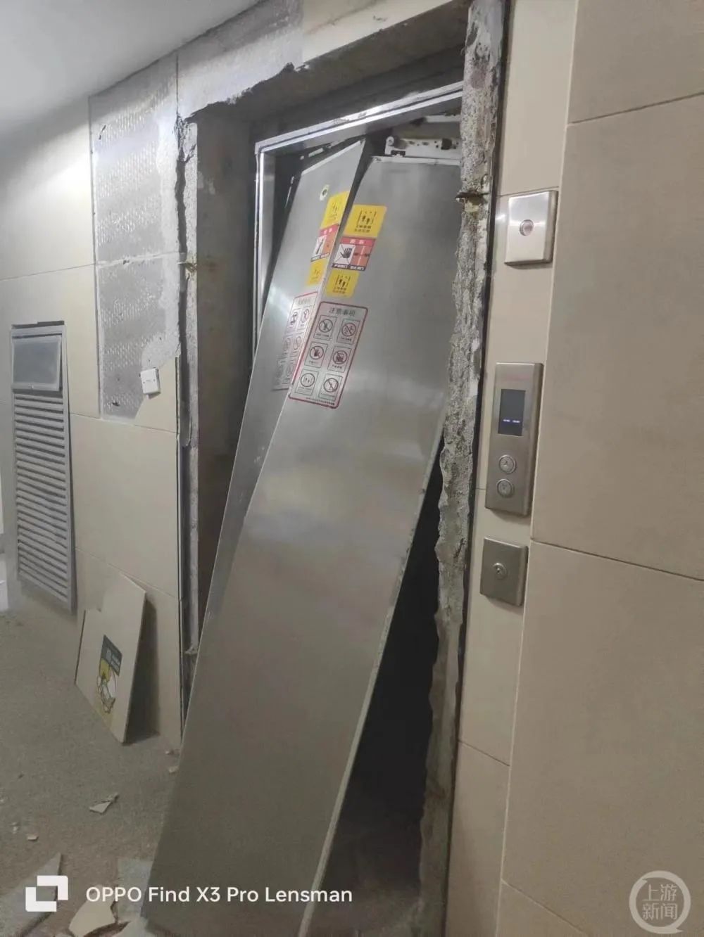 据说这是事发现场电梯门因爆炸脱落.&nbsp