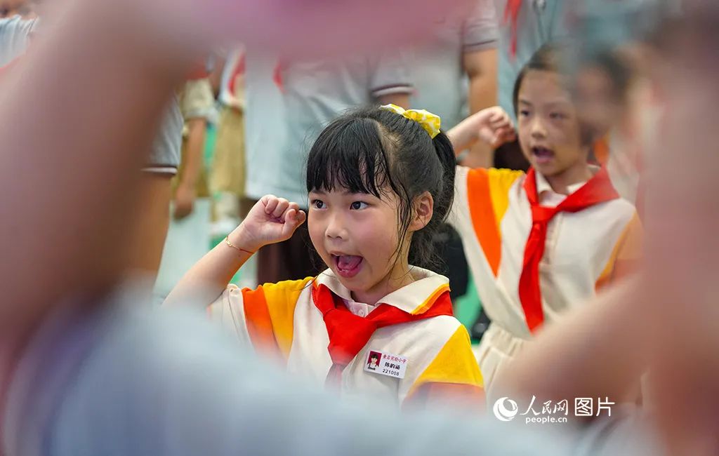 你好,红领巾!全国共有少先队员11467.1万名|小学_新浪财经_新浪网