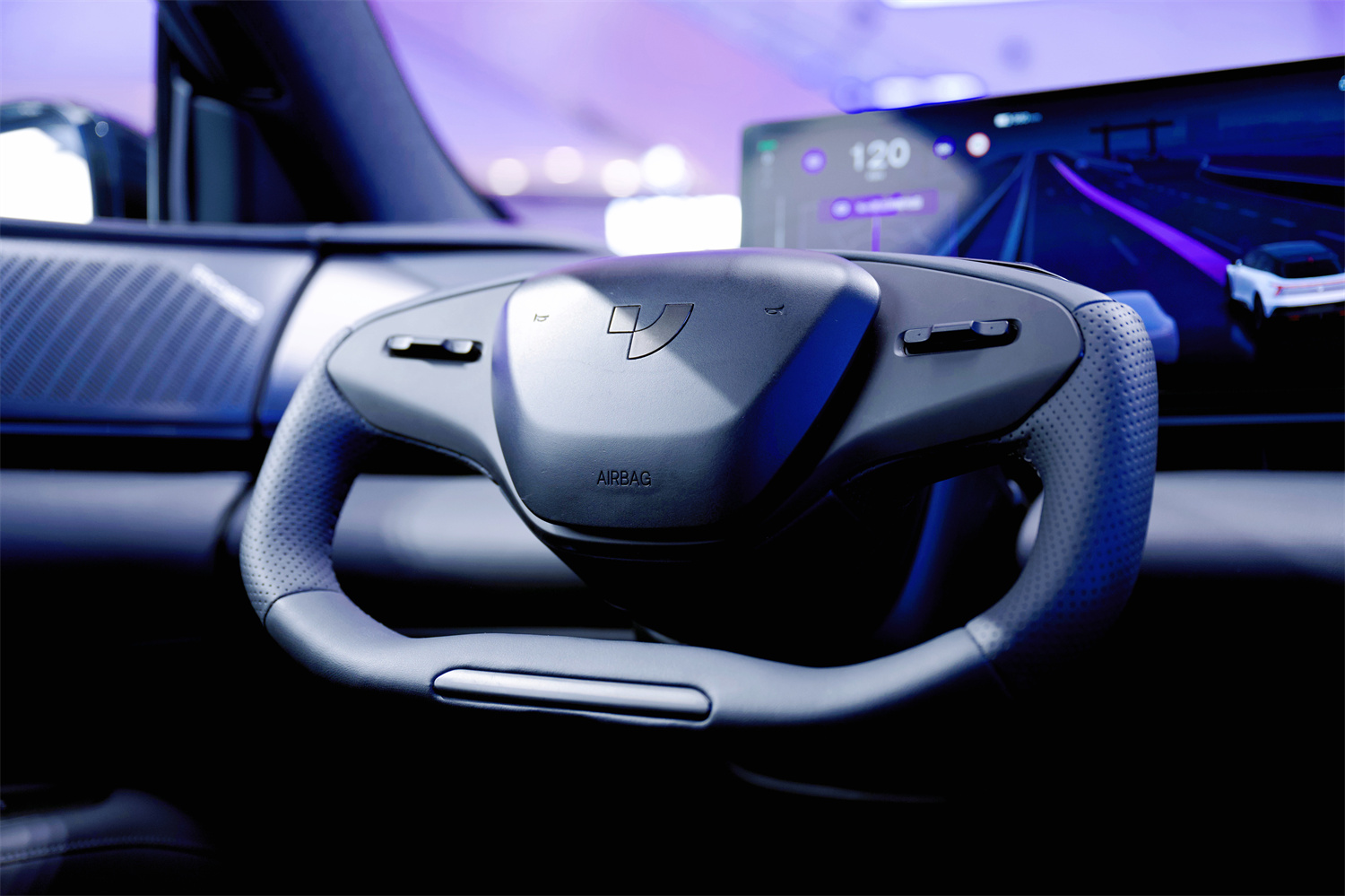 u型半幅式方向盘很酷炫,但需要一定的学习成本