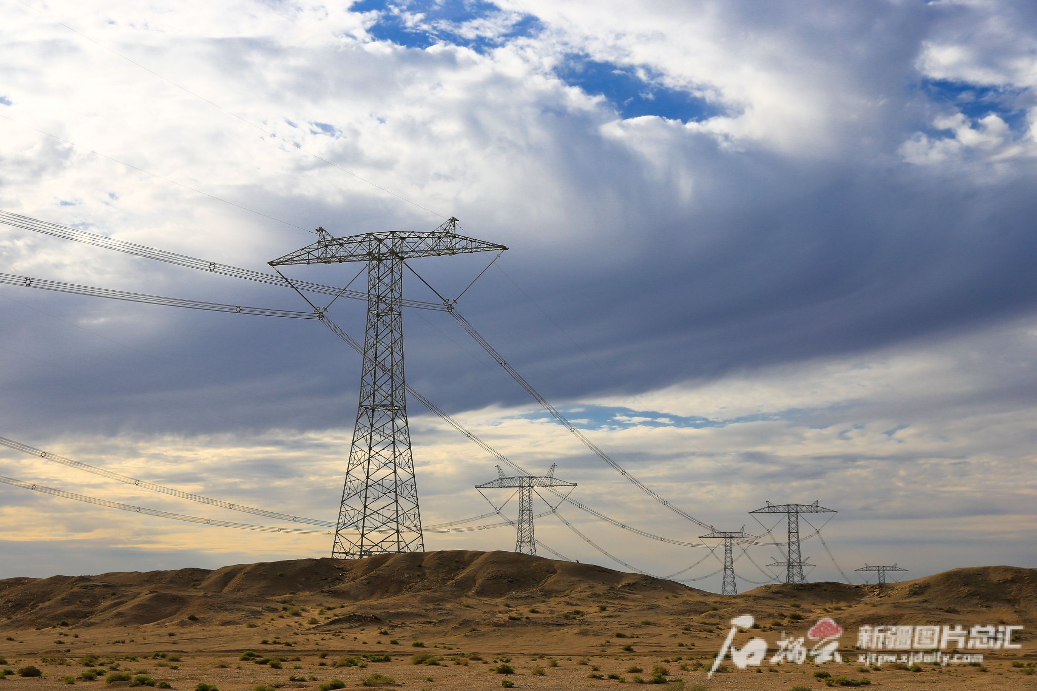 3月10日,准东—皖南±1100千伏特高压直流输电工程哈密段风景图.