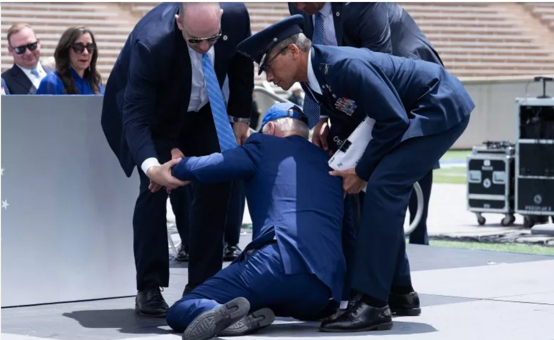 众目睽睽下狠狠摔倒拜登返回白宫时面对镜头跑两步秀灵活