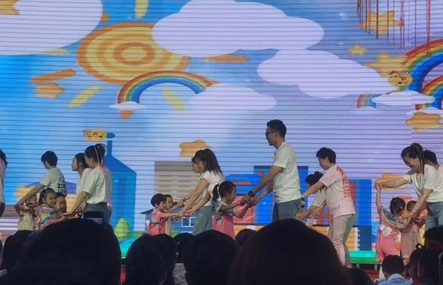 图为节目《爱的华尔兹》魏玉燕摄