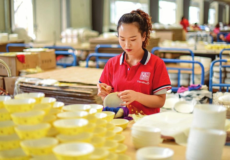 朔州某陶瓷企业职工正在进行贴花操作.图片:本报通讯员摄