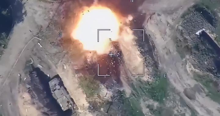 乌约150名士兵偷袭,俄导弹击爆坦克,炮火淹没乌军当场炸飞30人|俄军|乌克兰|乌军_新浪新闻