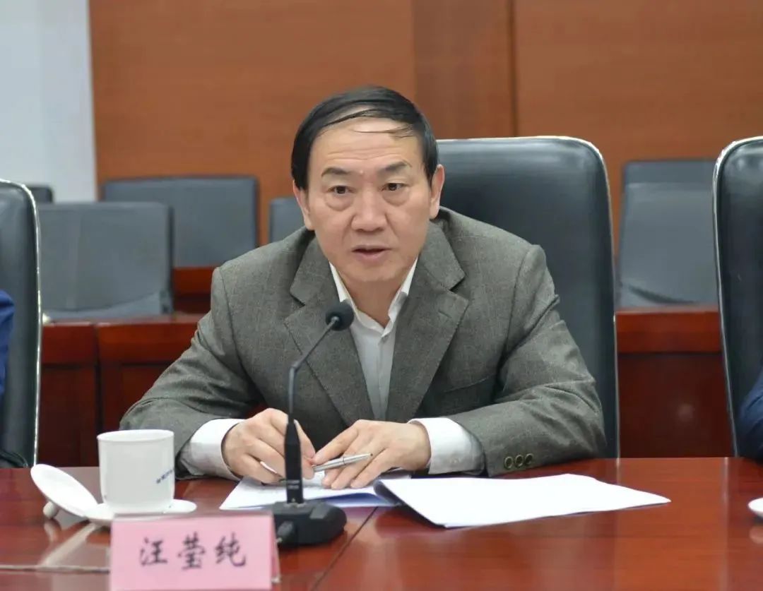 出生于1962年2月,安徽宿松人,他早年在安庆市工作,担任过枞阳县县长