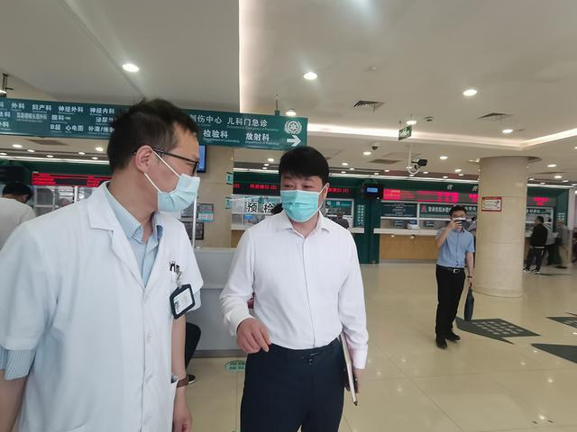 上海市卫生健康委党组成员、副主任虞涛（右）调研上海市第六人民医院。 本文图均为 上海市卫健委 供图