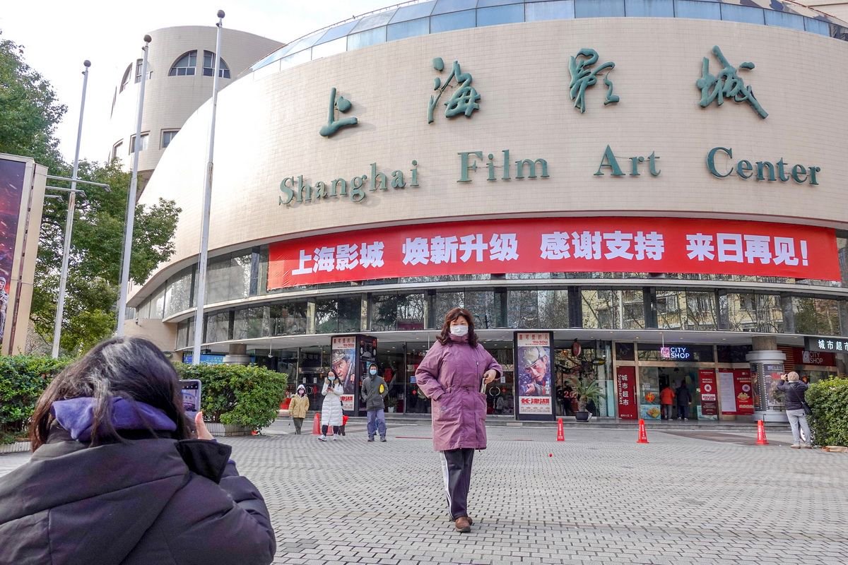 2022年2月20日，不少影迷影迷们顶着冬日寒风赶到上海影城留影，并且很有仪式感地看影院升级前的最后一场电影。