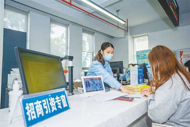 江东新区政务服务中心工作人员为前来办理业务的市民服务。（资料图）