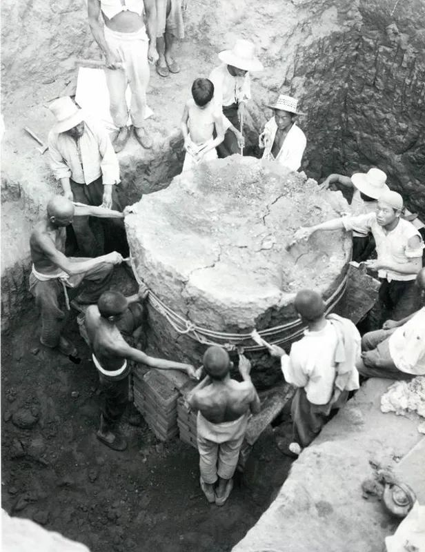 1936年yh127坑挖成灰土柱,装上箱底的情形.