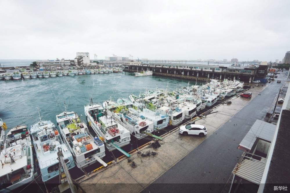受此影响,1日全日空,日本航空等冲绳县内机场起降的300多架航班全部