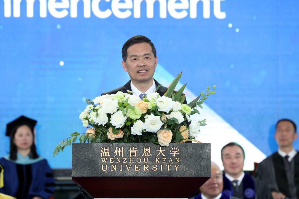 温州肯恩大学党委书记,理事长王北铰主持,校长王立致辞,毕业生代表作