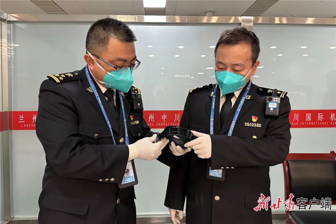 兰州中川机场海关旅检关员现场查验.