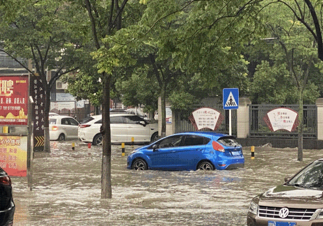 5月26日，湖北省潜江市出现大暴雨天气，局地12小时累计降水量达242毫米。