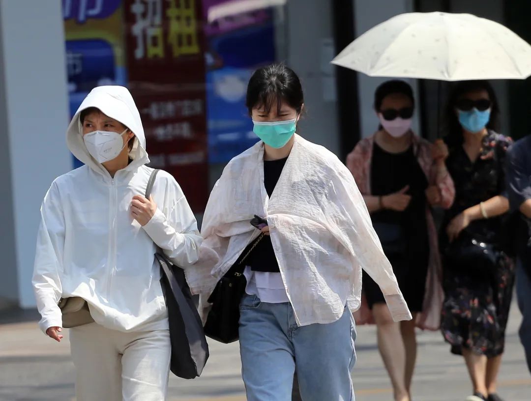 2023年6月2日,南京,高温天气,市民"全副武装"出行.&nbsp; 视觉中国 图