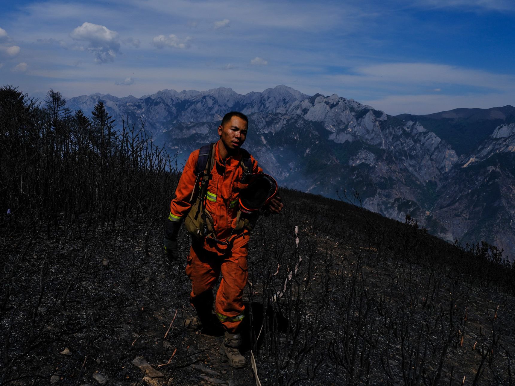 6月1日,四川凉山,一名扑火后的森林消防员.