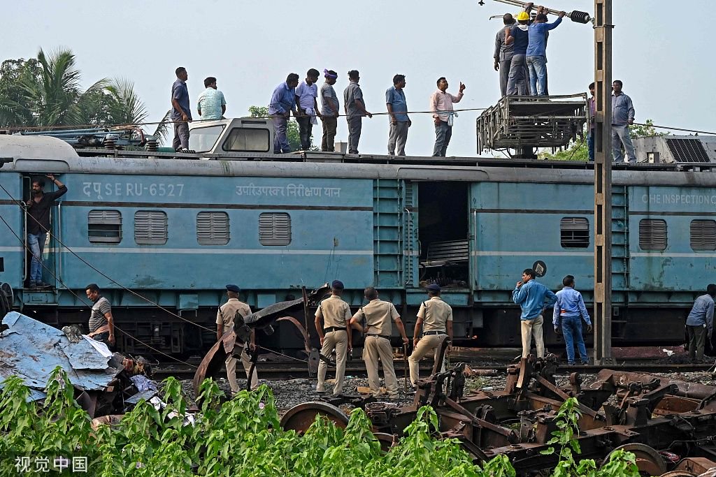 当地时间2023年6月4日，印度巴拉索尔，警察正在检查三列火车相撞事故的车厢残骸。