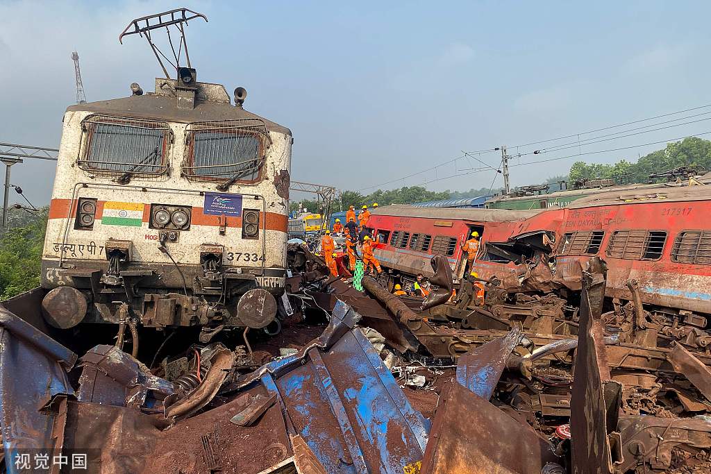 当地时间2023年6月3日，印度奥里萨邦巴拉索尔地区，三列列车相撞事故现场受损的车厢。 本文图片均来自视觉中国