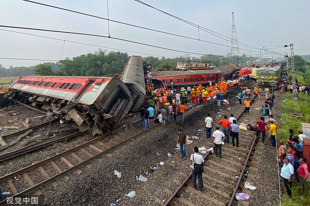 当地时间2023年6月3日，印度巴拉索尔，人们聚集在三列火车相撞的事故现场。