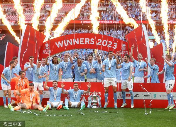 曼城收获冠军奖杯.