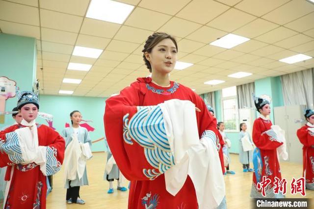 戏曲老师在教授学生黄梅戏身段. 陈家乐 摄