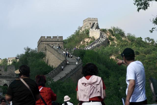 2023年6月3日，北京，市民登上八达岭长城欣赏风景。 中新社记者 易海菲 摄