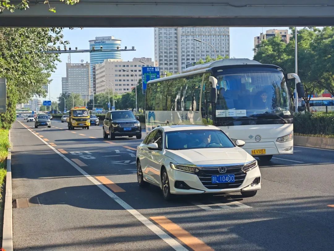 公休日行驶在三环公交专用道上的社会车辆/记者拍摄