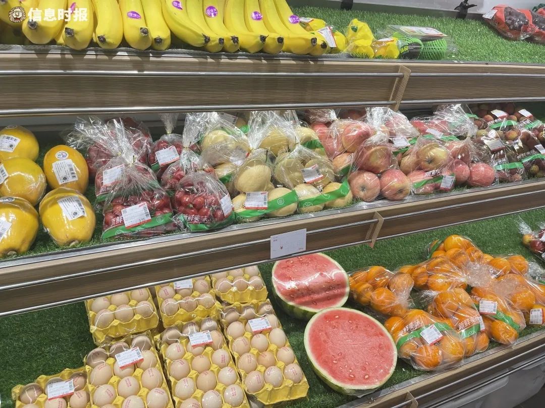 某生鲜门店的冷柜里摆放着各种水果.