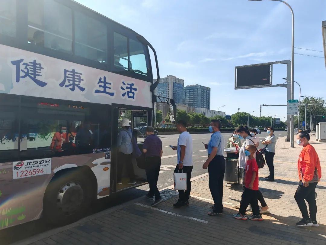 市民排队乘坐公交车/记者拍摄