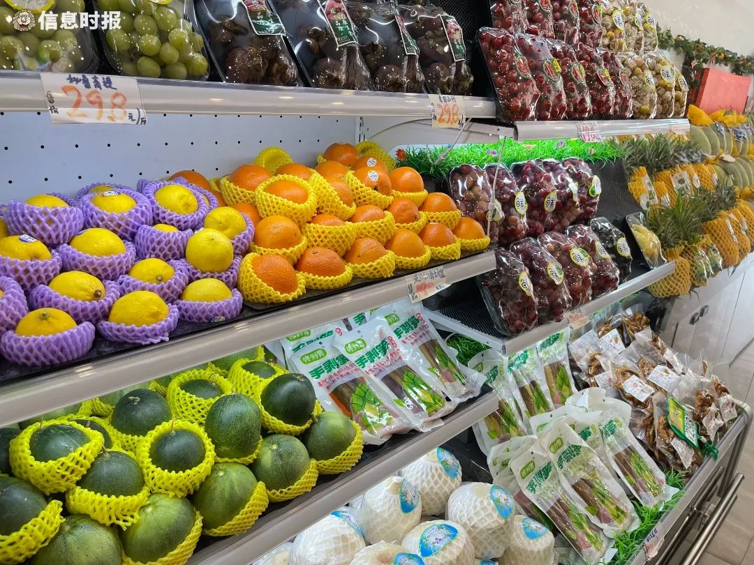 某水果店的冷柜里整齐地摆放着各类水果.