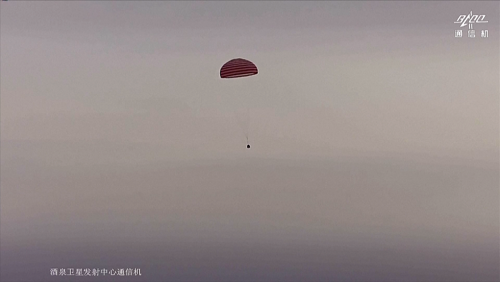 神舟十五号载人飞船返回舱预备在东风着陆场着陆。中国载人航天工程办公室 图