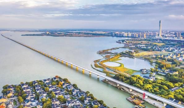 作为长三角一体化发展标志性项目,在建中的沪苏湖铁路宛如长龙般横卧