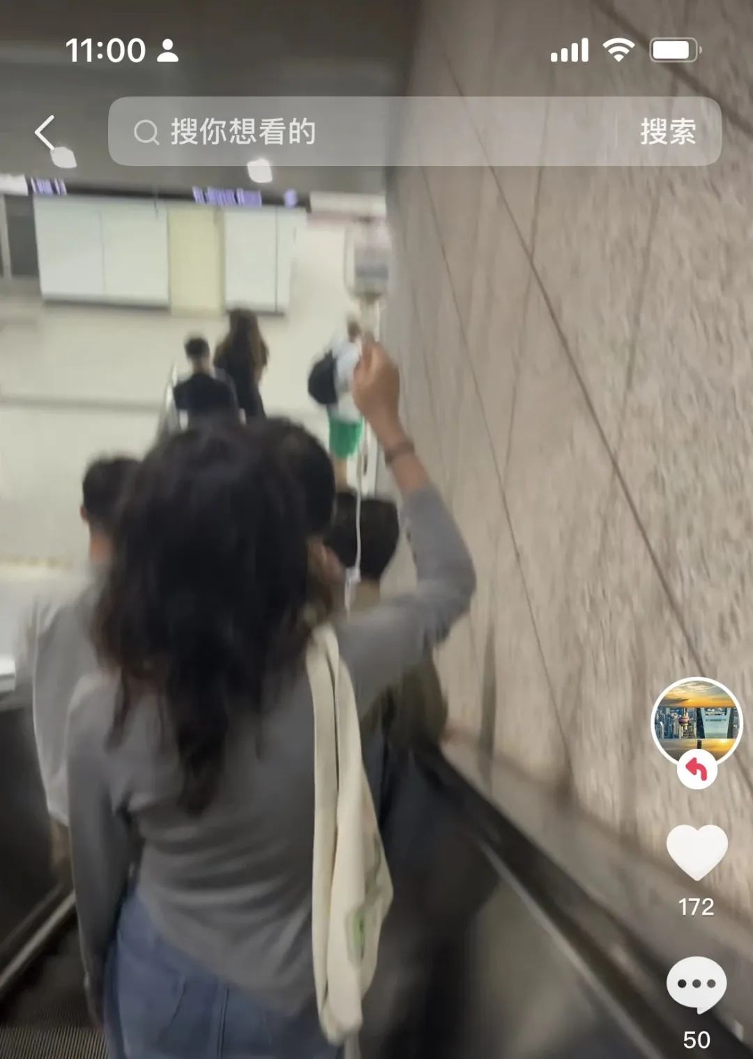 东东在地铁站内举着吊瓶 网友视频截图