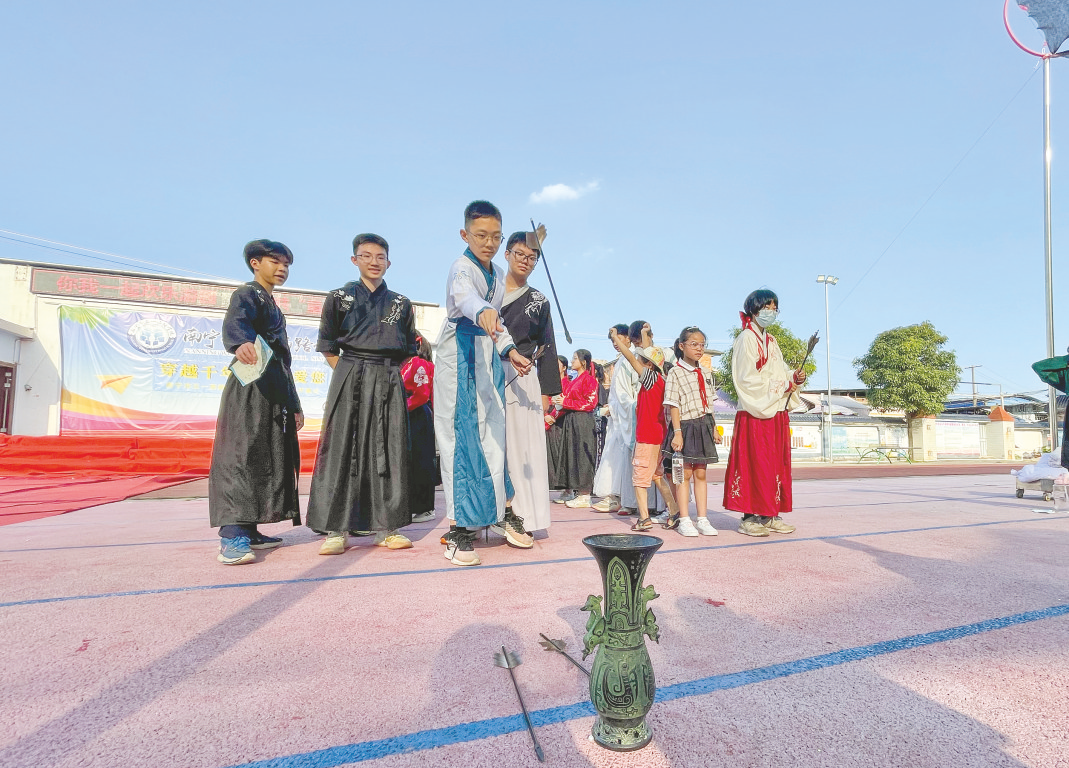 &nbsp;&nbsp;&nbsp;&nbsp;身穿汉服的同学们正在进行投壶,在轻松愉悦