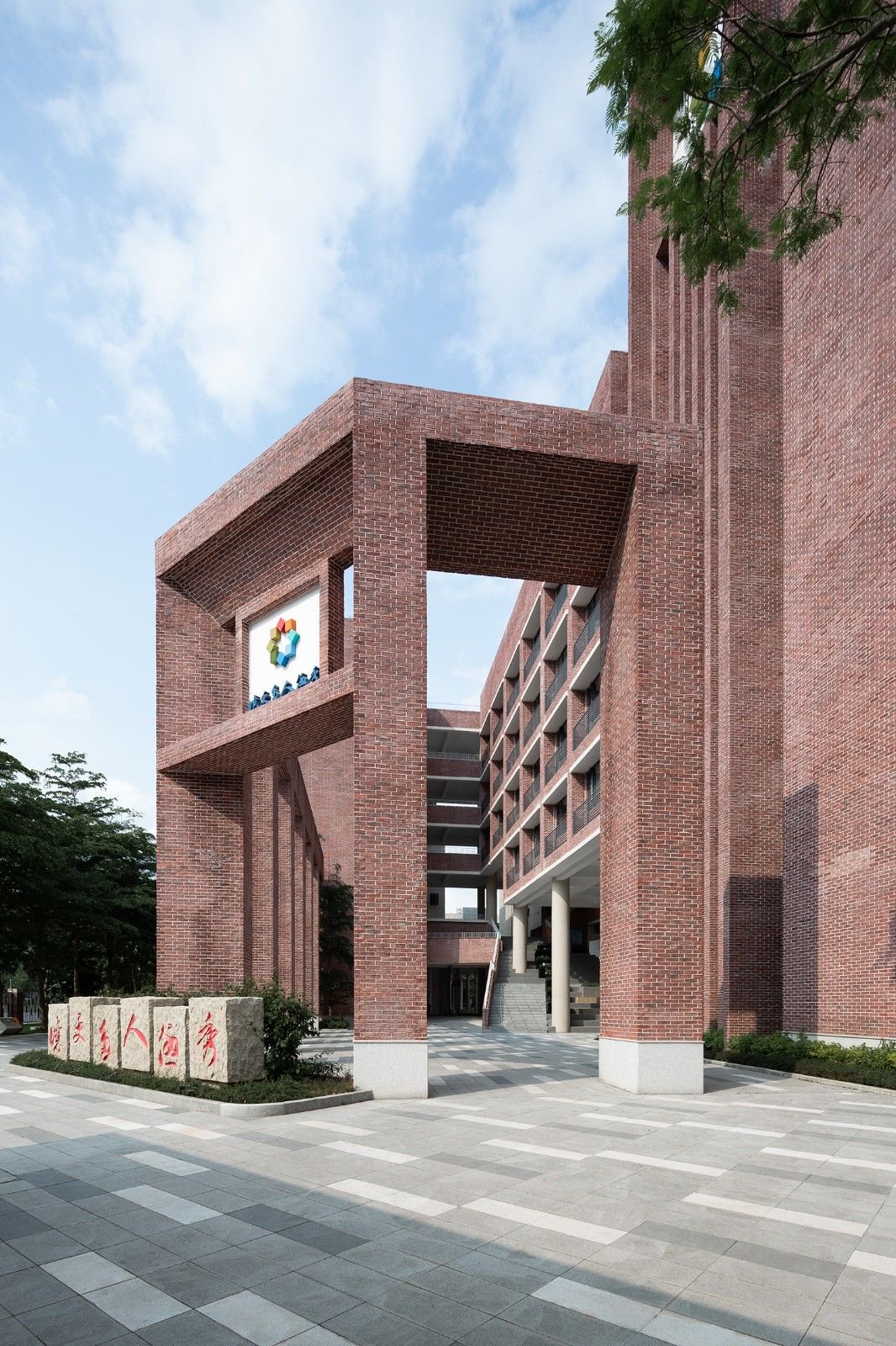 几何秩序下的红砖魅力:惠州宏华学校 / 柏涛设计__财经头条