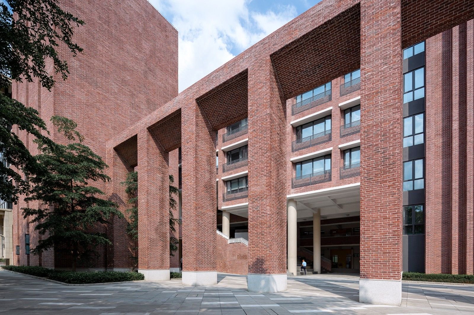 几何秩序下的红砖魅力:惠州宏华学校 / 柏涛设计__财经头条