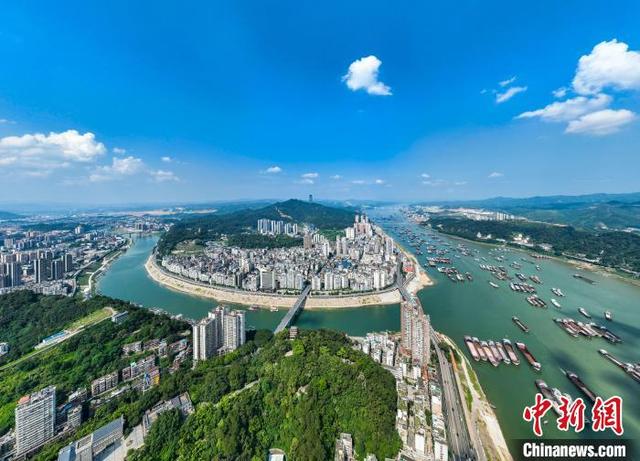 广西梧州市城区草木葱郁,碧水蓝天,与城市建筑构成一幅美丽的自然生态