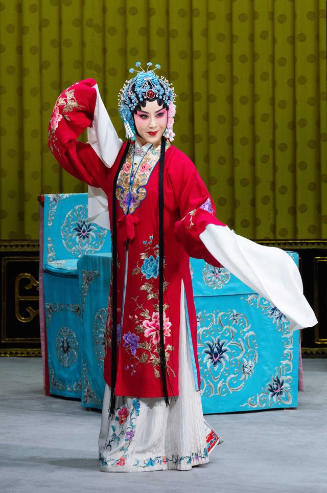 侯美饰秦香莲(孙觉非摄)侯美,北京京剧院青年团优秀青衣,国家二级演员